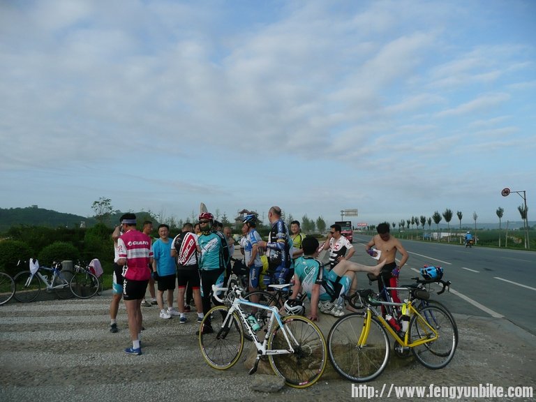 丹东当地人每天骑行到滨海公路起点后翻回。