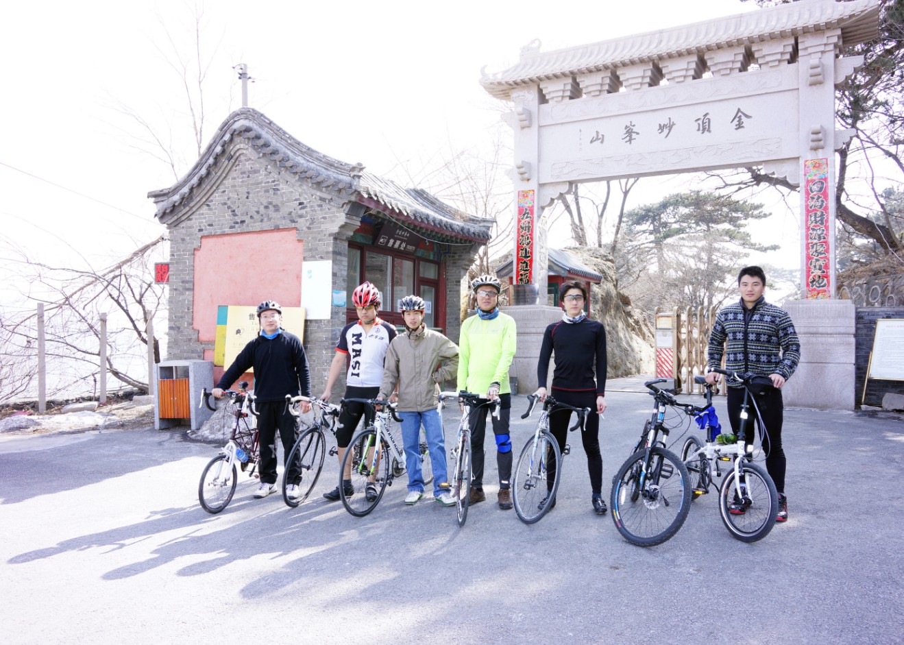 大家和风月及另一骑友合影