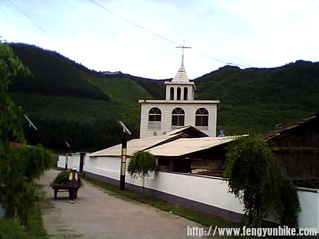 深山路教堂很多。就在人们居住的村中。