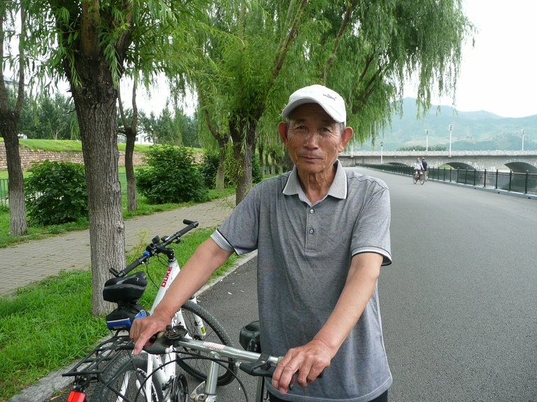 遇到老者，他介绍了这个城市的历史遗址景观。