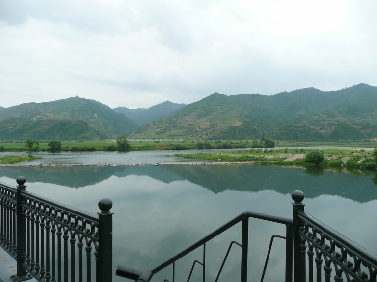 这儿是个观景台，能看到哪一边。