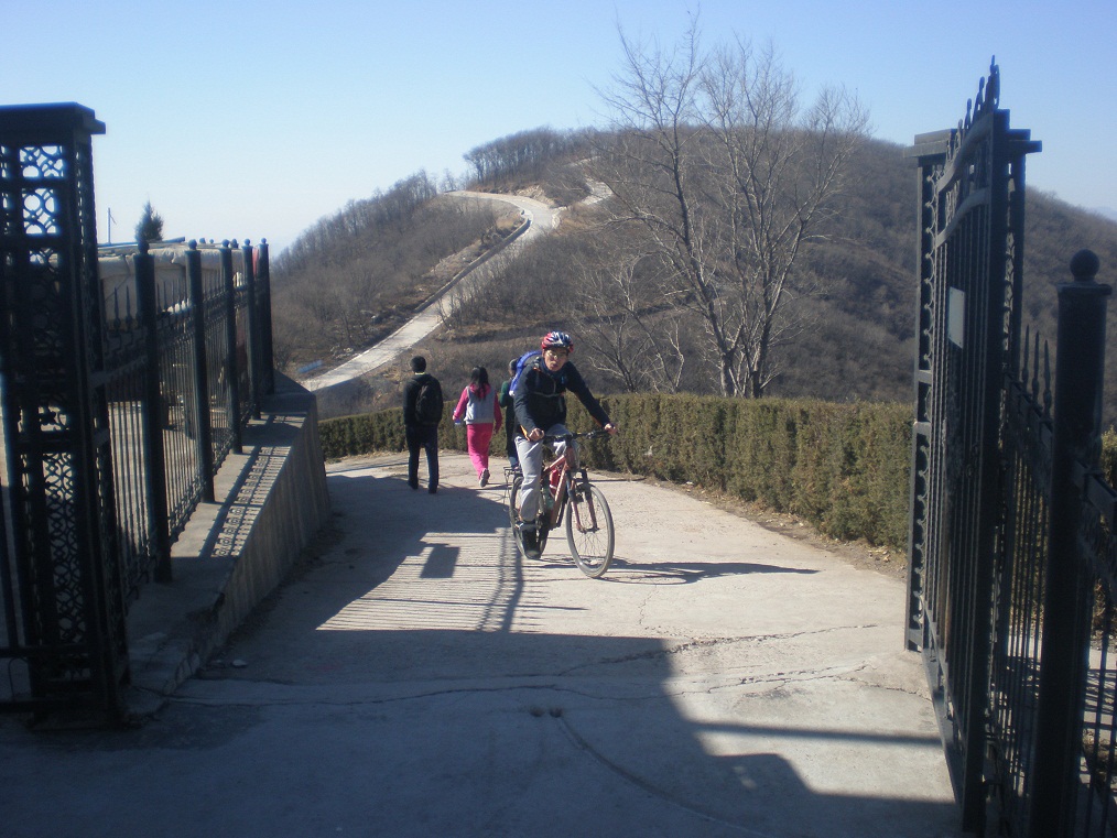 注意后面的新路 非常陡弯很急 一共是十公里下山的路 下来后碟刹盘可以点烟了 ...