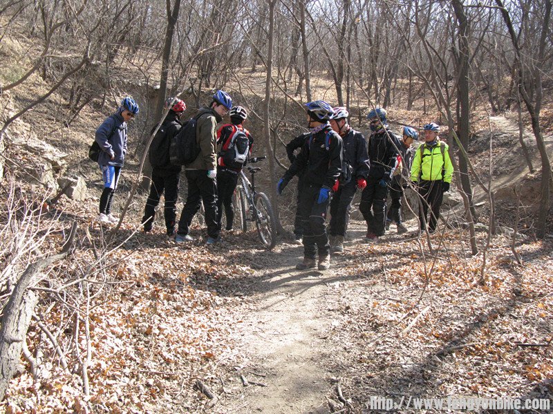 围观曾有车友掉落的大坑（我不会告诉你们去年我在这嘘嘘过的）