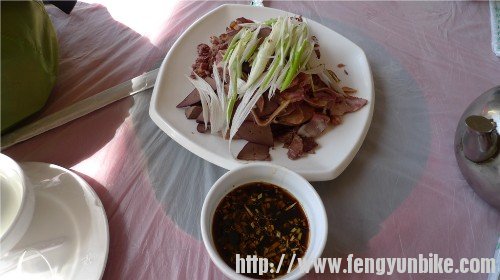 这冷拼里就有粉肠