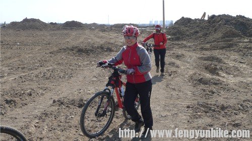 两名女将紧跟在后边，推车也有乐趣啊