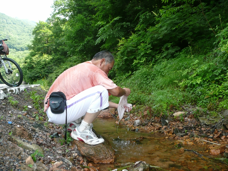 在溪水里洗洗凉快一下。