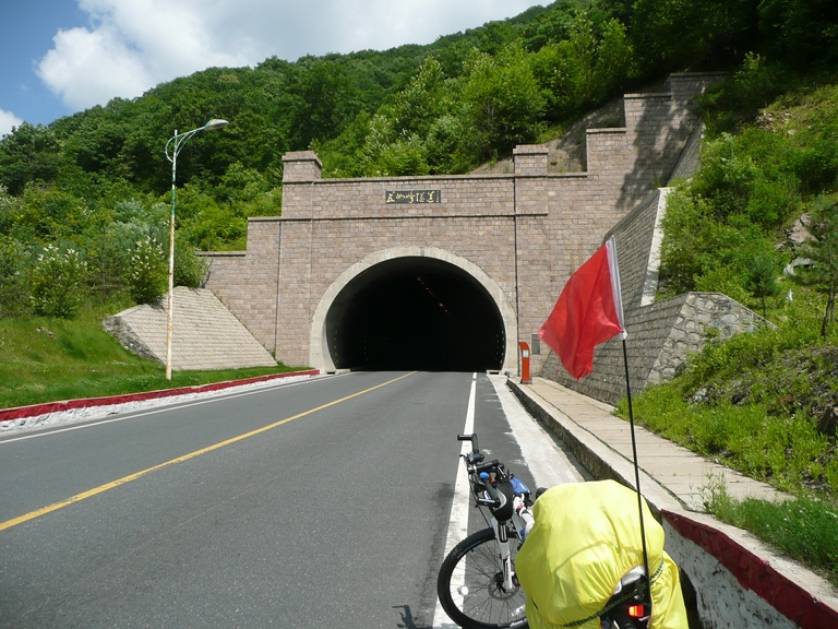 五女峰隧道就在眼前。