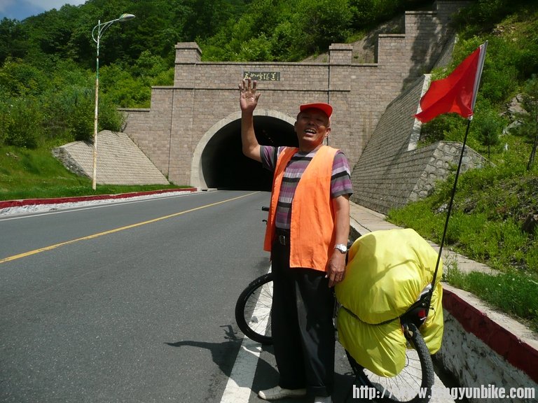 看护隧道的工人。