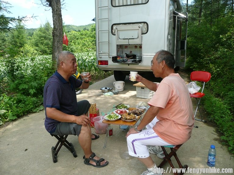 哥儿俩喝一个。