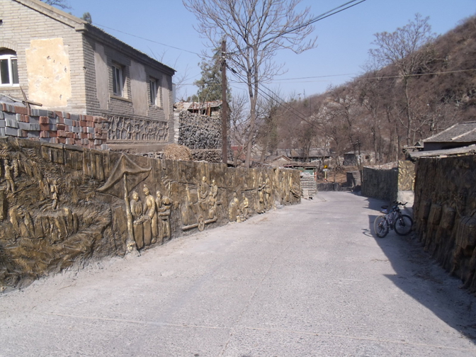 村路边的围墙