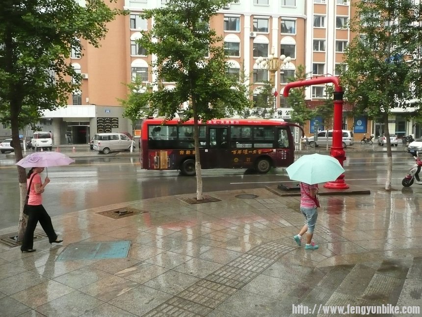 雨中的公共汽车。