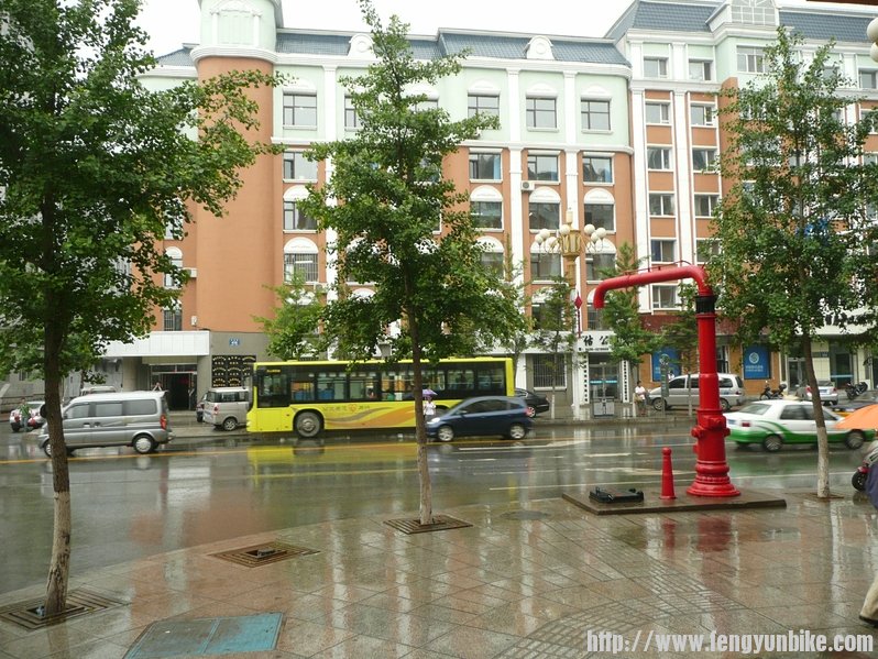 街边的加水机。这样的加水机50年代老的北京火车站见过。