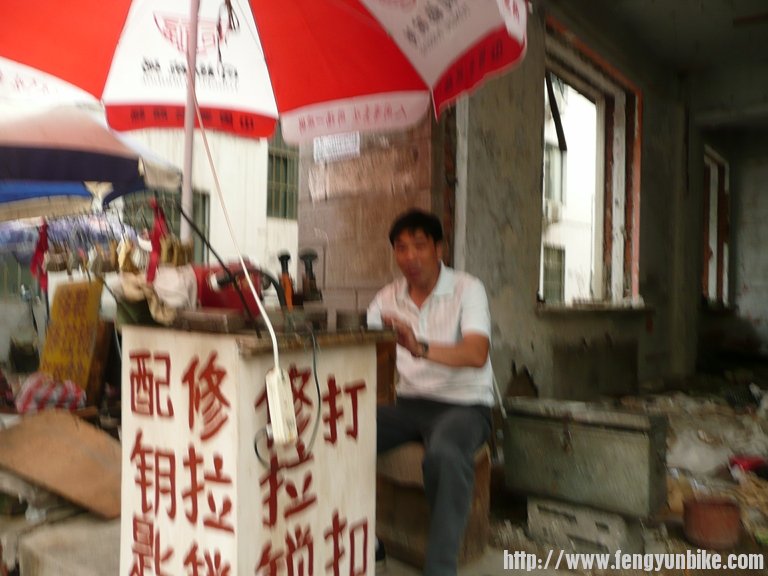 这位师傅帮俺打了腰带的孔。