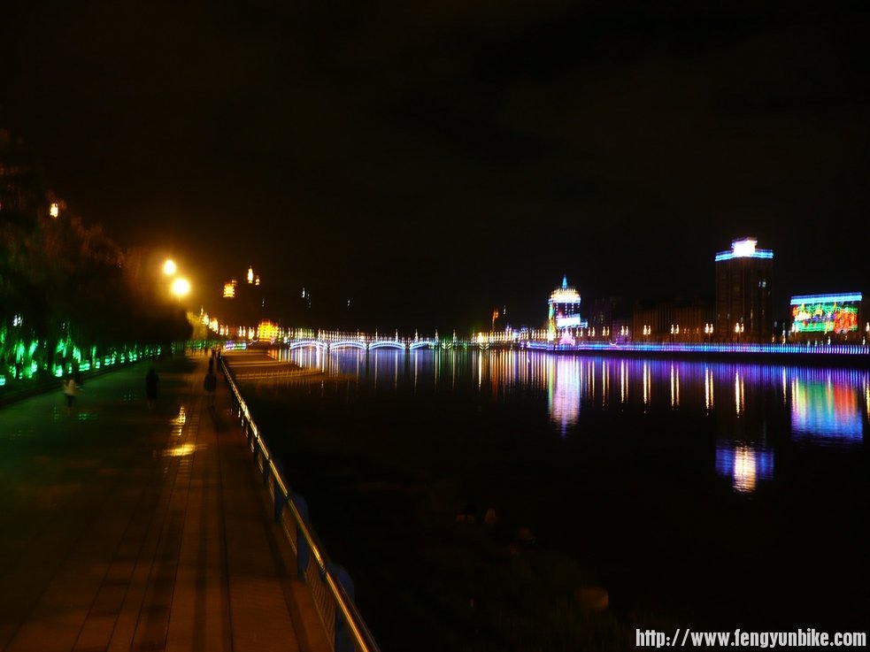 浑江边夜景。