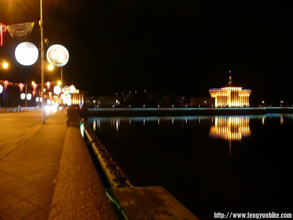浑江边夜景。