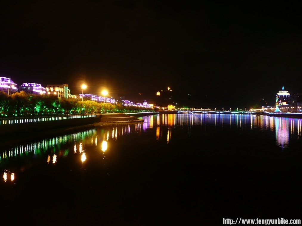 浑江边夜景。