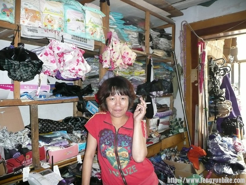 这姐妹儿，鲜族到北京阜成门来上货。