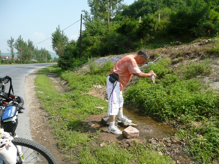 从山上流下来的水很清凉，洗一洗凉快一下。