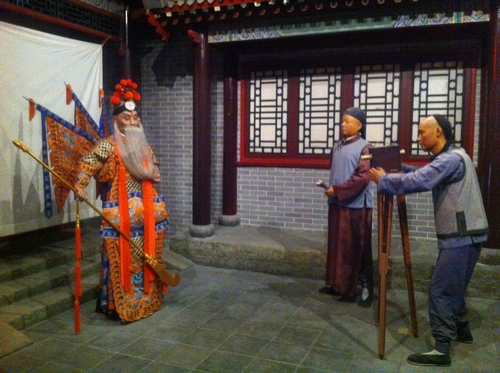 应该是蜡像，很逼真~