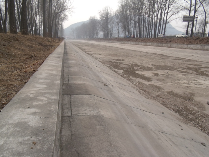 干枯的京密引水渠