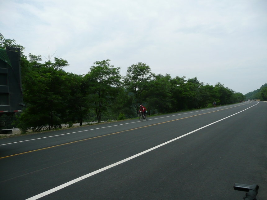 放坡的近途公路。