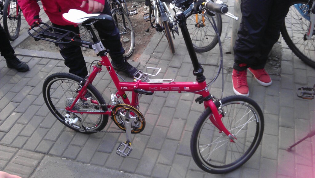 8点30分-东直门集合地，南宫先生携爱车“烤红薯”到来，引起围观~