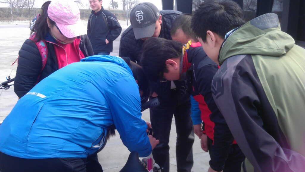 花虎同学的车出了些小问题，大家都在帮助维修中~