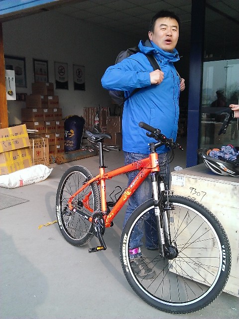 这帅小伙，配着骚车，天下无敌啊