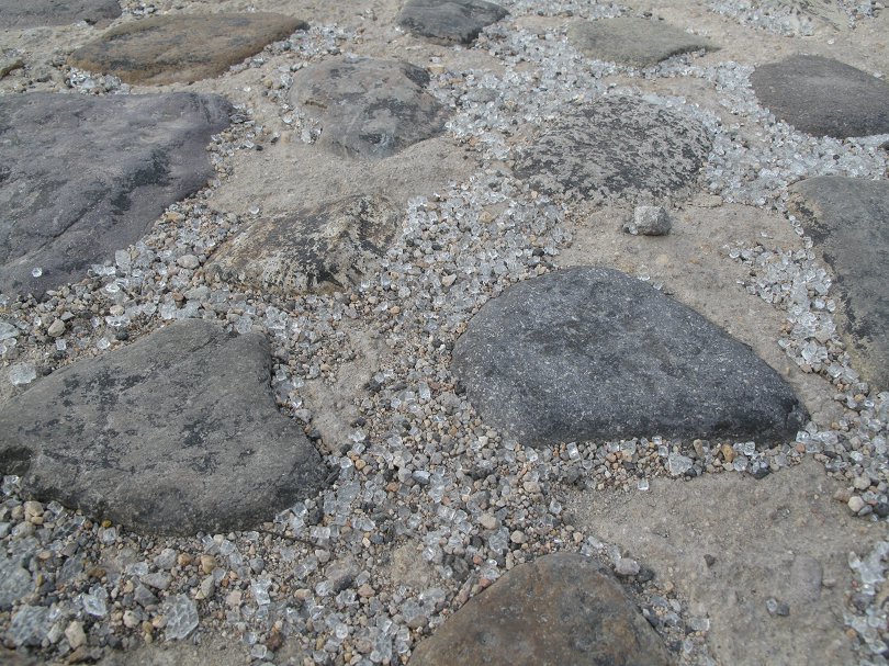 上次砸的玻璃渣还在