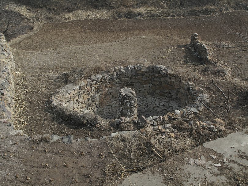 废弃村子的干水塘