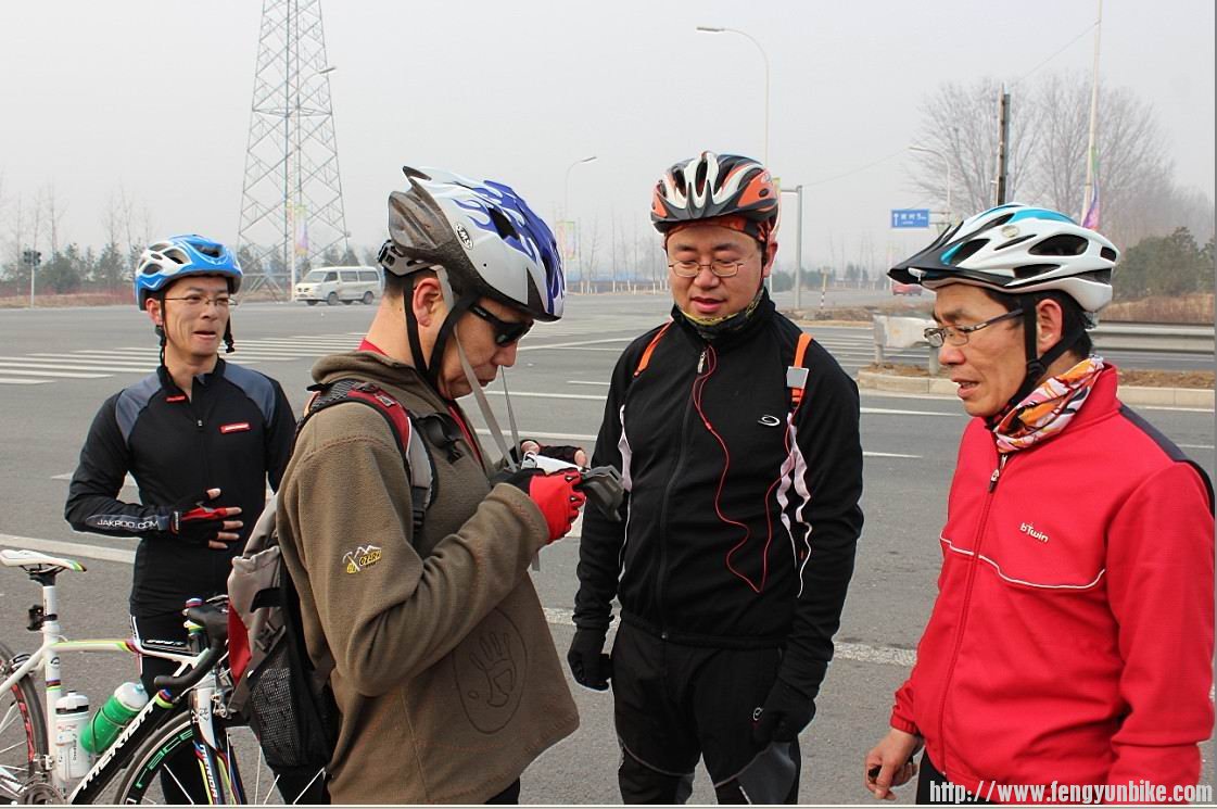 罐头哥在查看自己的防尘器