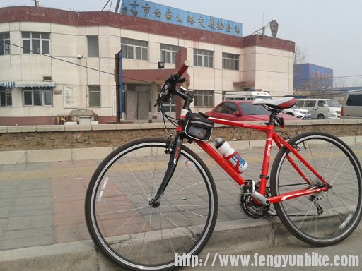 在白庙检查站前休息，警察对骑车的人非常热情。