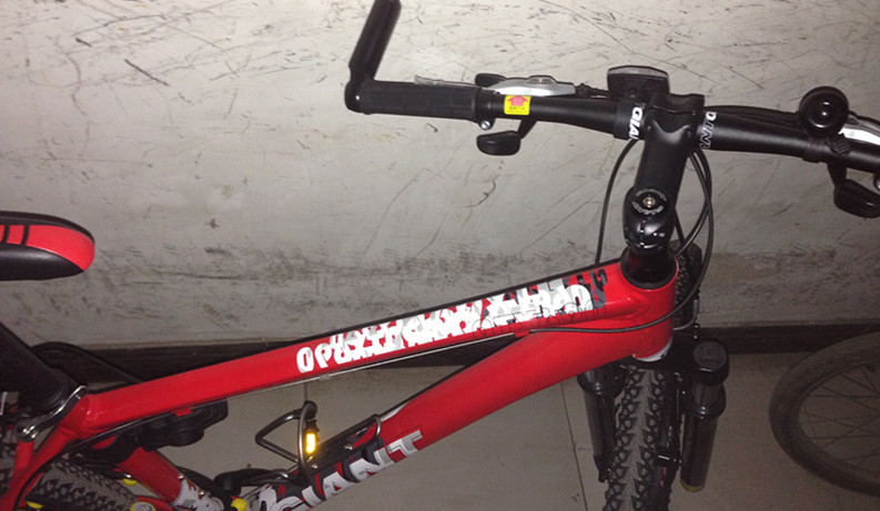 那个杯架和铃铛是送的  到家一看 送了两个铃铛。。。嘿嘿。。。