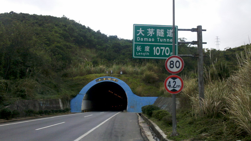 高速上到三亚的隧道