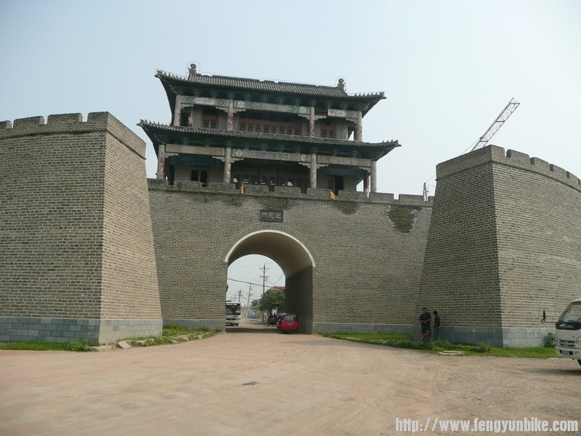 复原的古城楼。