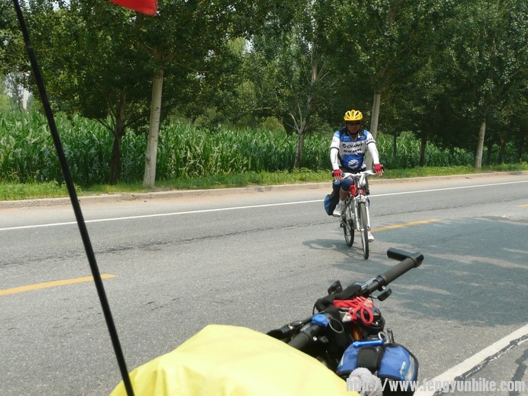 正中休息时对面的骑友骑过来。