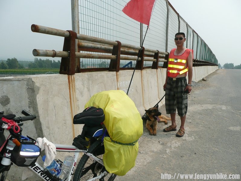 高铁今天全线试验通行。保安牵着警犬在巡逻。