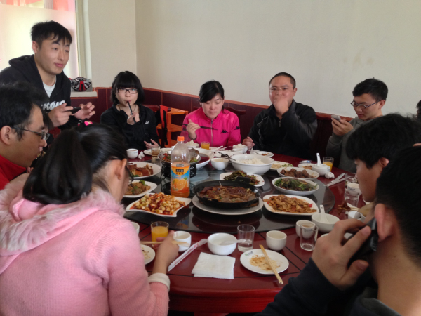 29都顾着吃 不看镜头.jpg