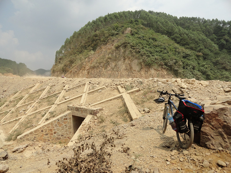 又热又脏躲躲像逃难的