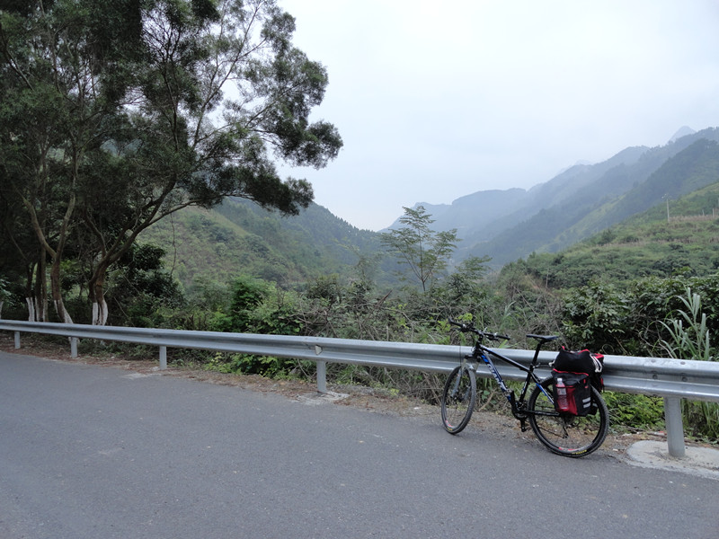 出发开始爬山。还好不陡