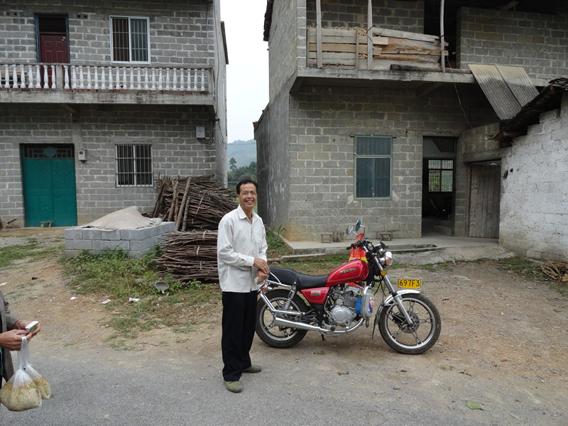 头盔忘旅店了，租老哥的车去拿。来回30值，老哥回来给了一把芭蕉，好老哥 ...