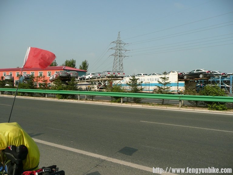 路边停满了汽车。