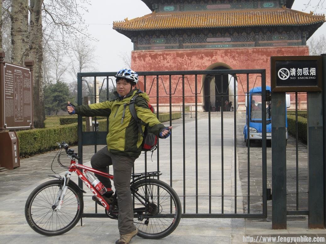 在向里走就要门票了，在门口留念直奔十三陵水库