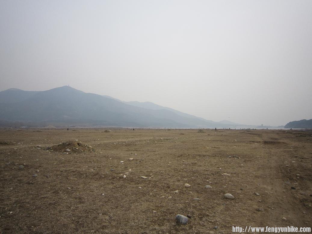 二坝边上干枯的库区