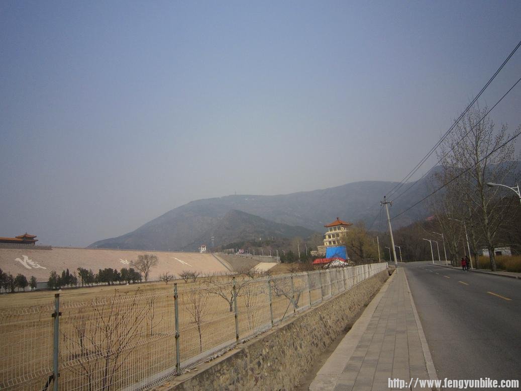 大坝不让走，只能从边上绕行