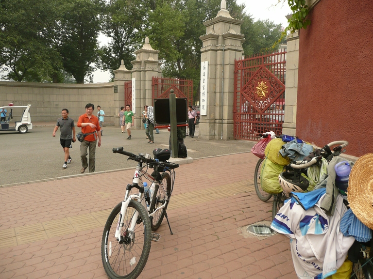 看这儿有两位长途。