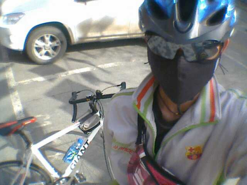 在楼下GIANT店给车子打好气，出发~！