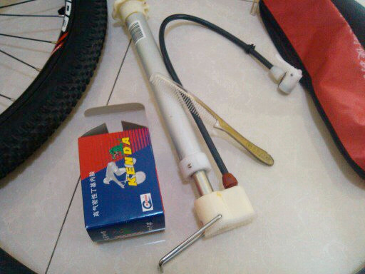 自己发明的撬胎棒----梳子