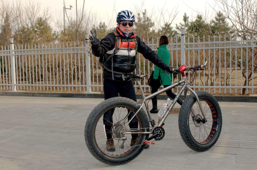 路遇一辆车特种车，定制的钛合金架，我骑了一下还挺轻。