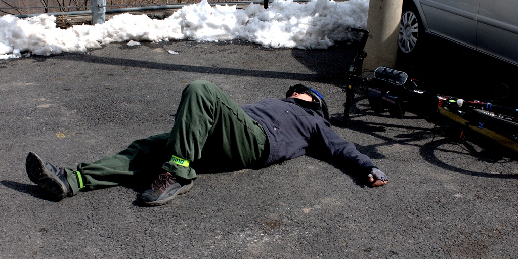 看把这哥们累的